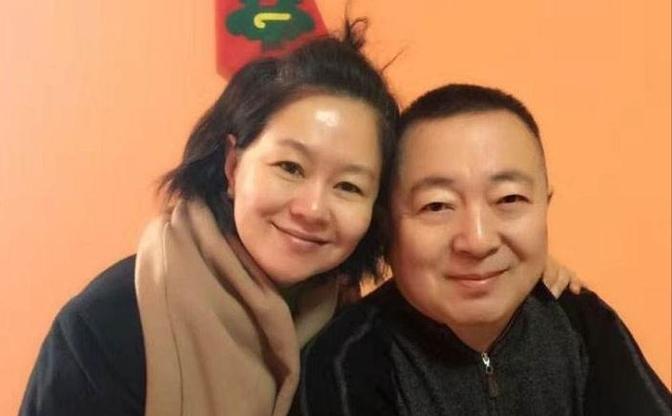 “老婆，趁着现在还年轻，等我死后，你要尽快改嫁，找一个好人过日子。”1992年，