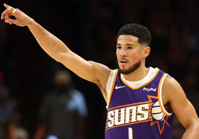 在刚刚结束的一场NBA季后赛中，雷霆121-109战胜太阳。德文-布克在赛后接