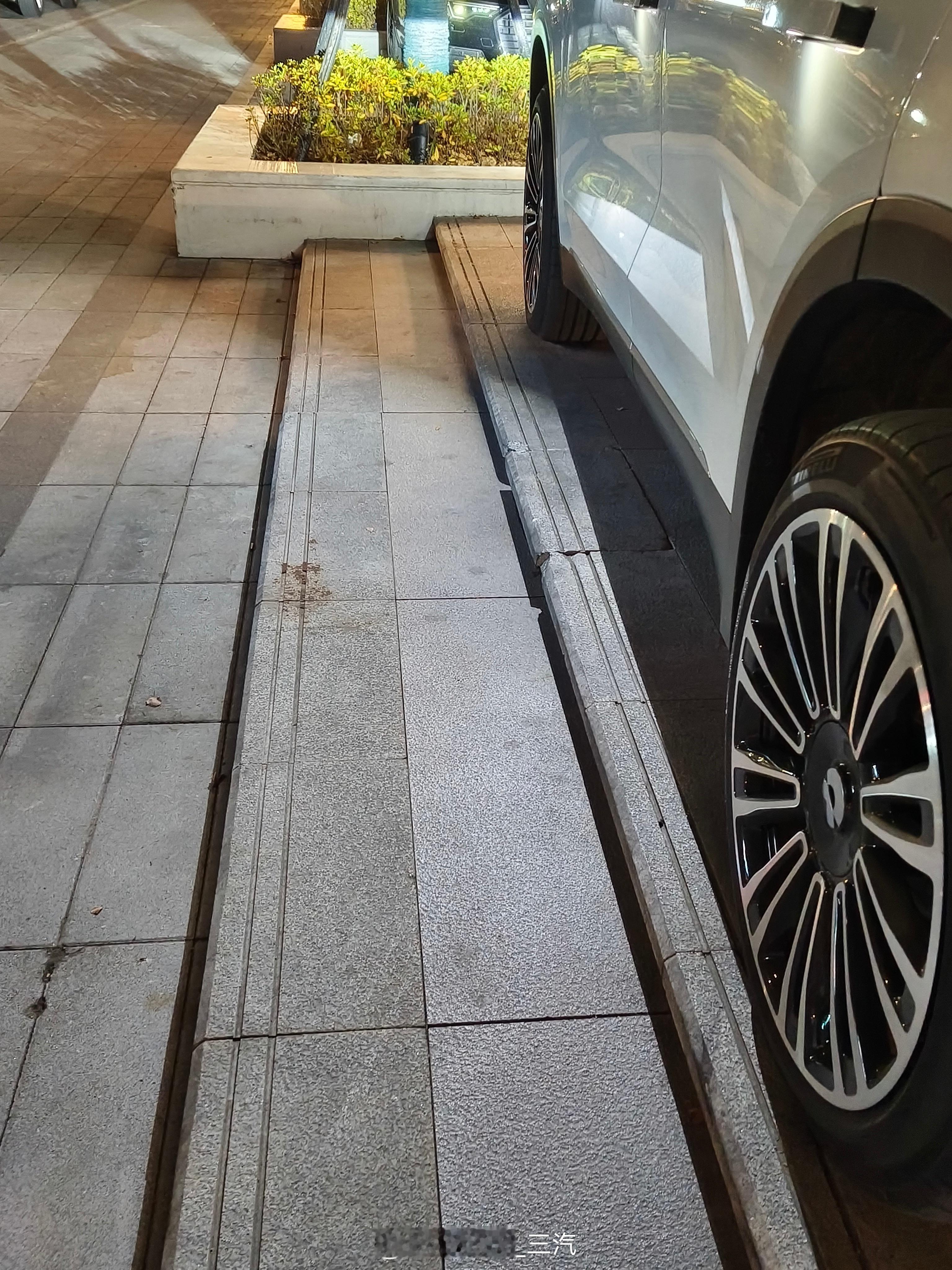 泊车节假日车位险中求图1，故意试了一下这种位置的自动泊车，中途接管了，它无法识