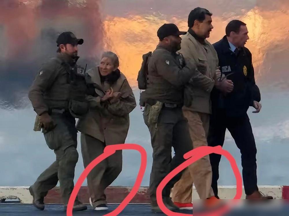 看着这两张照片有一种莫名的心酸，两个70多岁的老人了，在大冬天穿的这么的单薄。寒