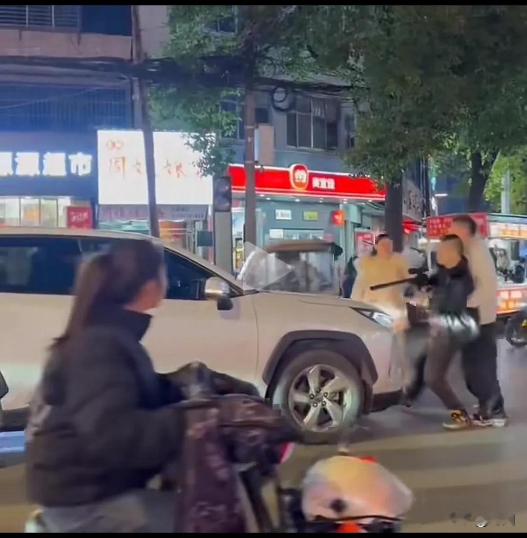 男子手握“重型狙击步枪”在街头拦停车辆要求司机下车。事发12月26日晚上21点左