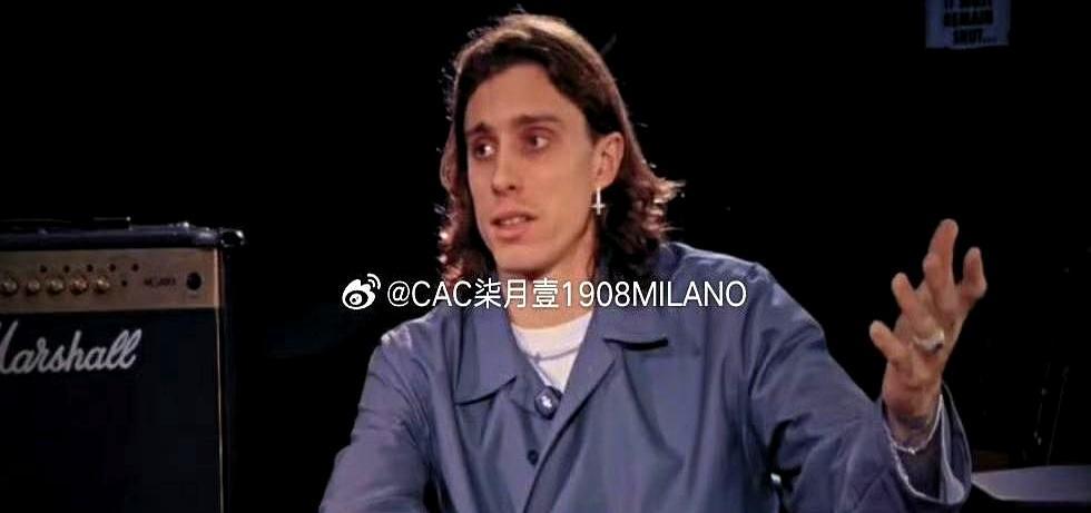 别信顶级更衣室里全是称兄道弟的鬼话。阿森纳铁卫卡拉菲奥里一把撕开遮羞布，把豪门生