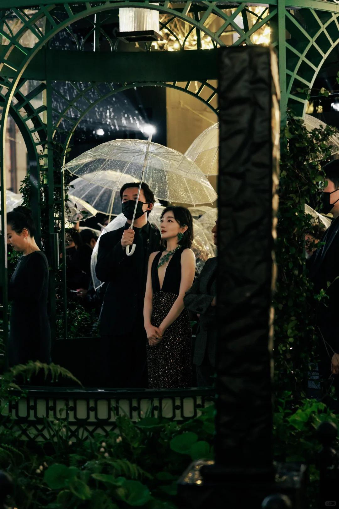 这样看周冬雨，似乎也很美，甚至还有点万茜的感觉~~短发造型干净利落，妆容清透