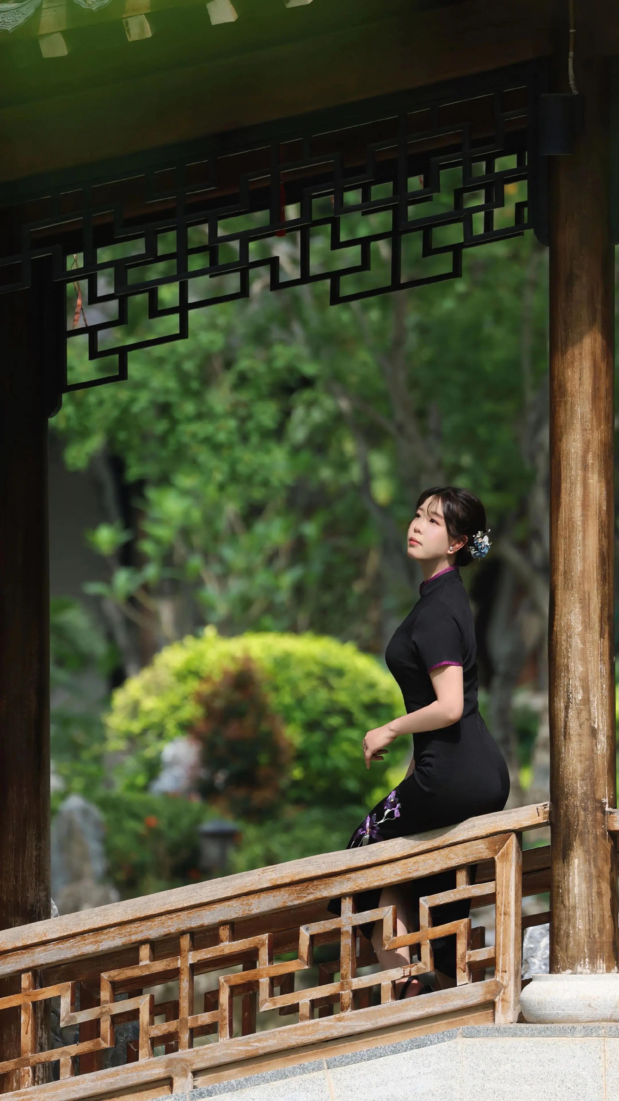 旗袍与古建筑 拍出东方美学  园林里的新中式旗袍