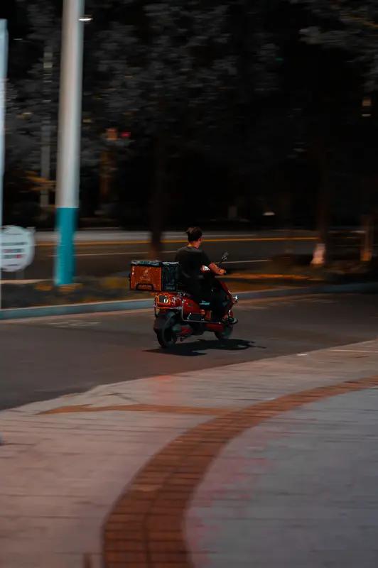 怒怼！女骑手深夜送外卖，顾客竟问“多少钱给个机会”，回应太解气家人们看完气
