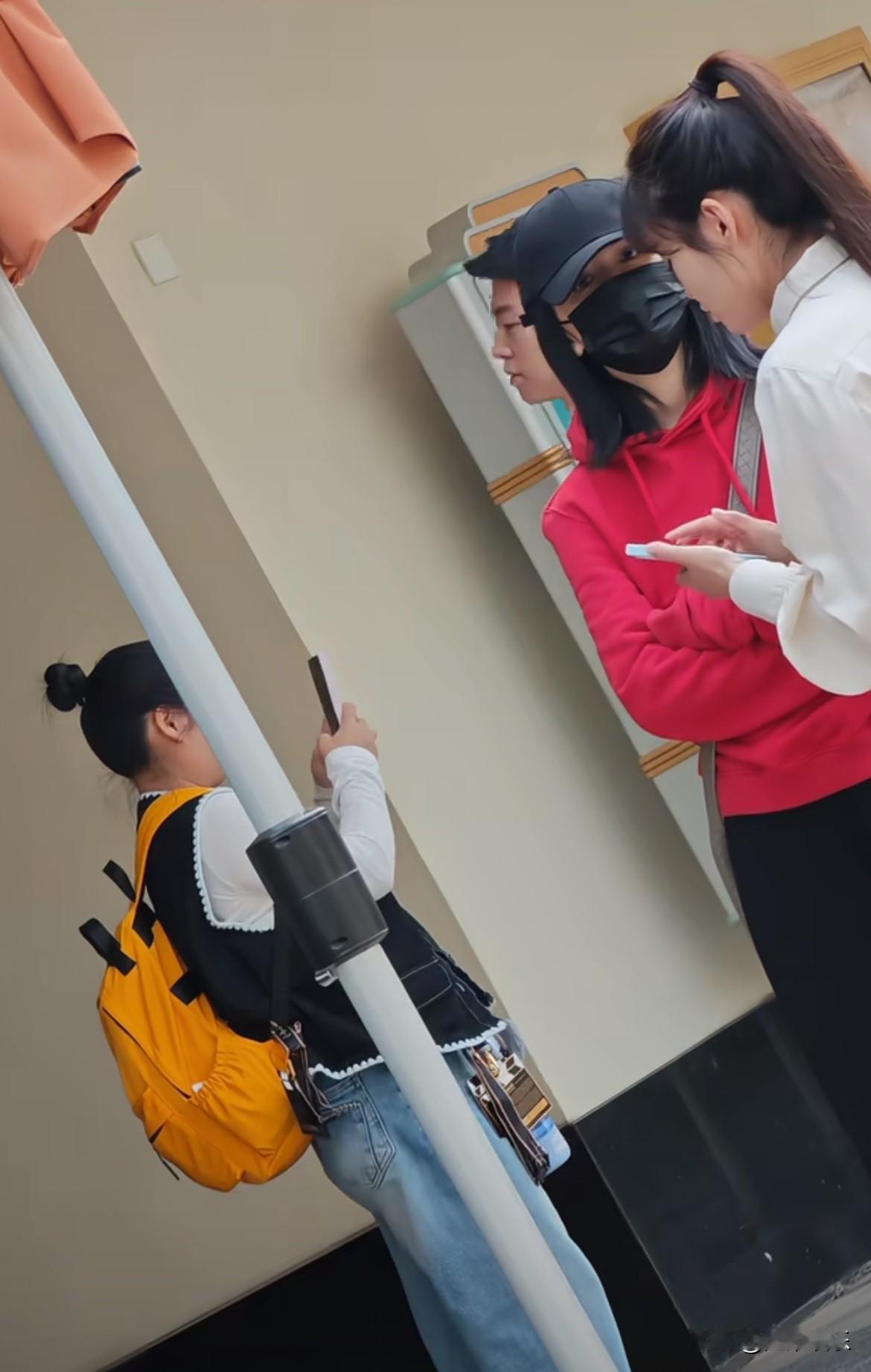 谢娜带着孩子去环球了！还配了一个专业摄影师！推了三辆婴儿车，助理司机加保姆，