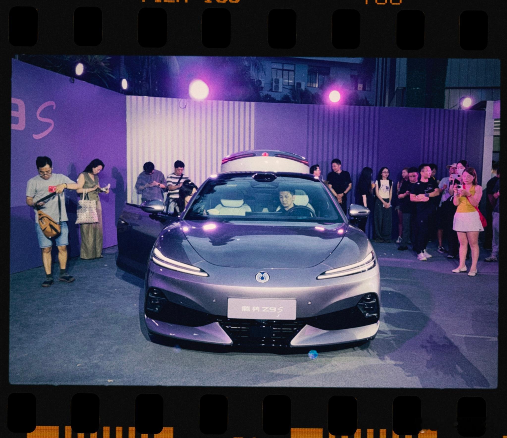 看．我工作多认真，特别是试音响。帮我盖章了大v聊车腾势z9s
