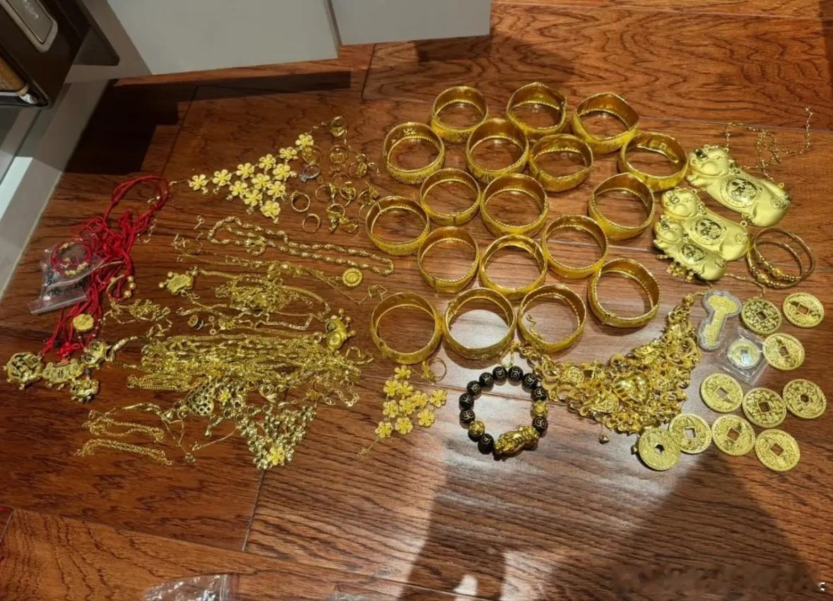 一个小姐姐晒自己的黄金，我真是开眼了，长这么大第一次看到这么多，后来一看地址，我