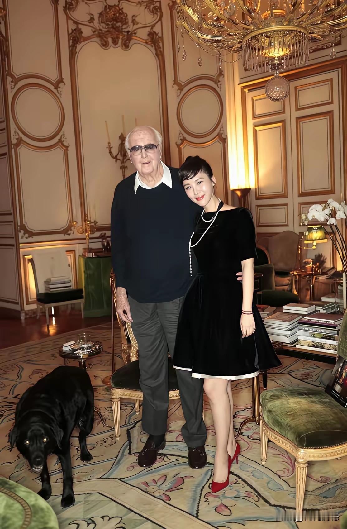 田女士这身穿着打扮，看起来特别的时髦，特别的漂亮，集中展示了东方女性的魅力，尤其