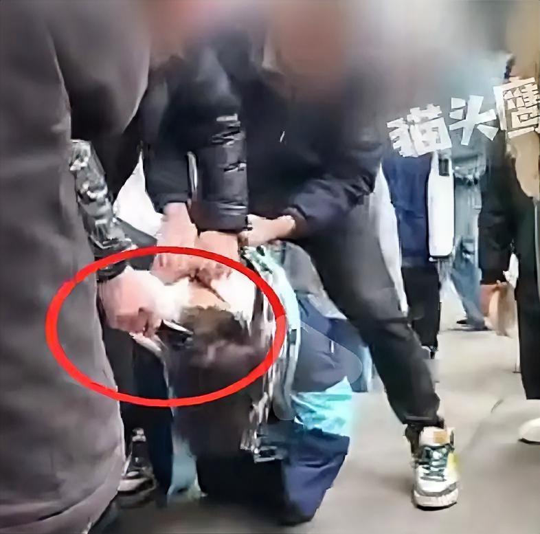 这个老师火上人民日报了！不是他教书教得好，也不是他跟学生打成一片，而是把学生强