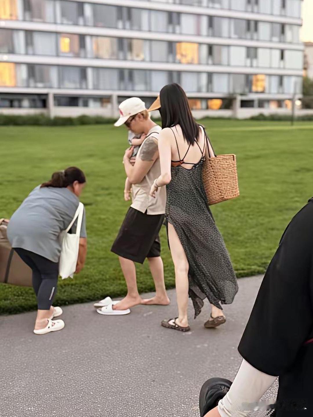陈伟霆何穗合体带娃，何穗一身露背长裙，尽显年轻貌美