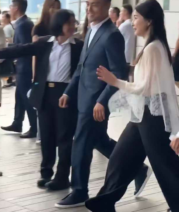 郭晶晶踩着恨天高如履平地