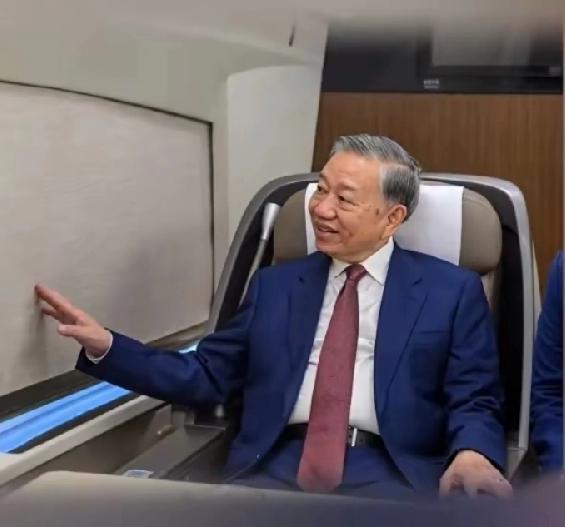 苏林，越南高官们，坐中国高铁，满眼都是好奇与羡慕，越南至今还没有高铁，他们哪里坐