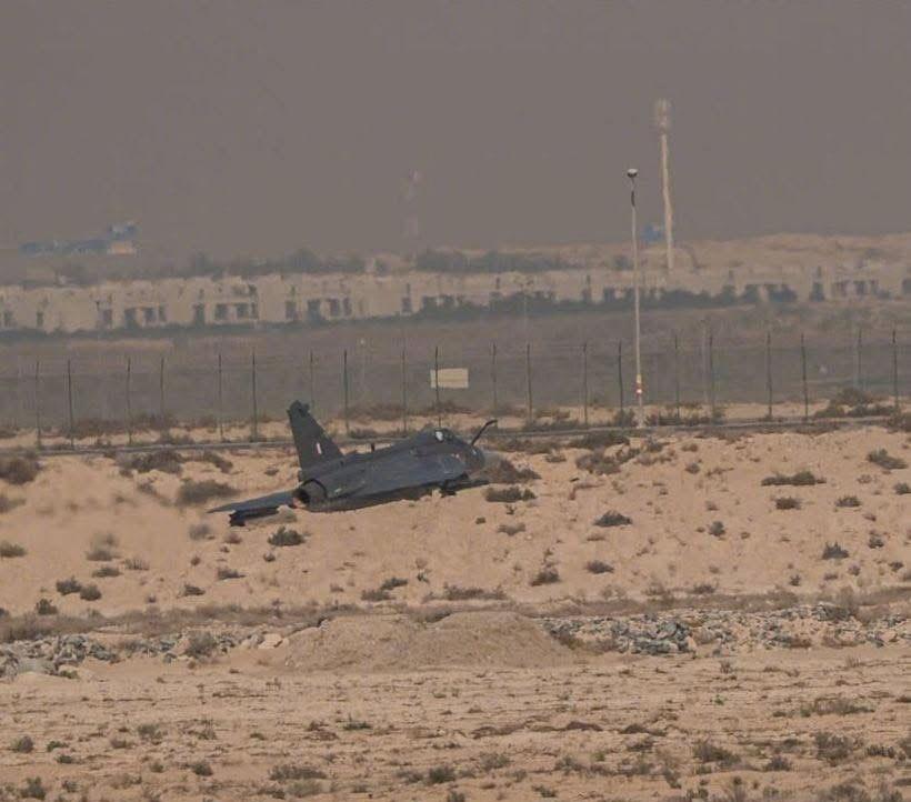 最后的LCA“光辉”，这组画面很高清，从姿态看飞行员似乎还在努力爬升。只是前面失