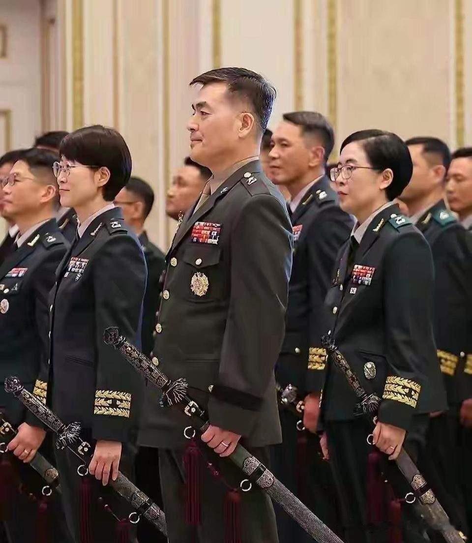 猛的一看还以为是中国军人，仔细一看原来是宇宙国的“将军”，大统领给晋升将军的军人