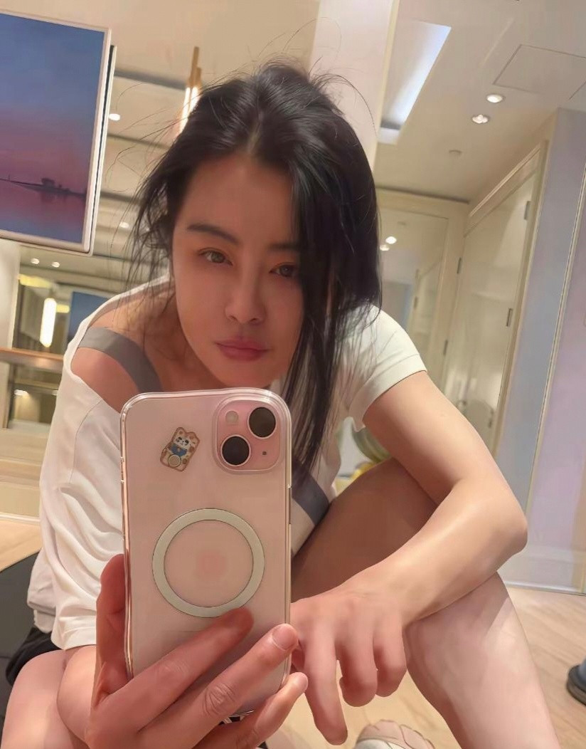 59岁王祖贤的素颜自拍，美了一辈子的人连松弛感都赢麻了!谁能想到这是快60岁的王