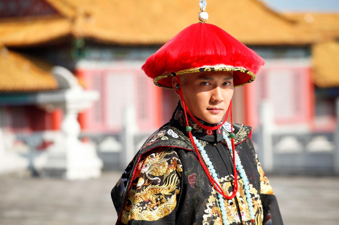 康熙为何不喜欢八阿哥？母家卑贱只是借口，真相是嫌他缺带兵魄力。康熙一生骂过良