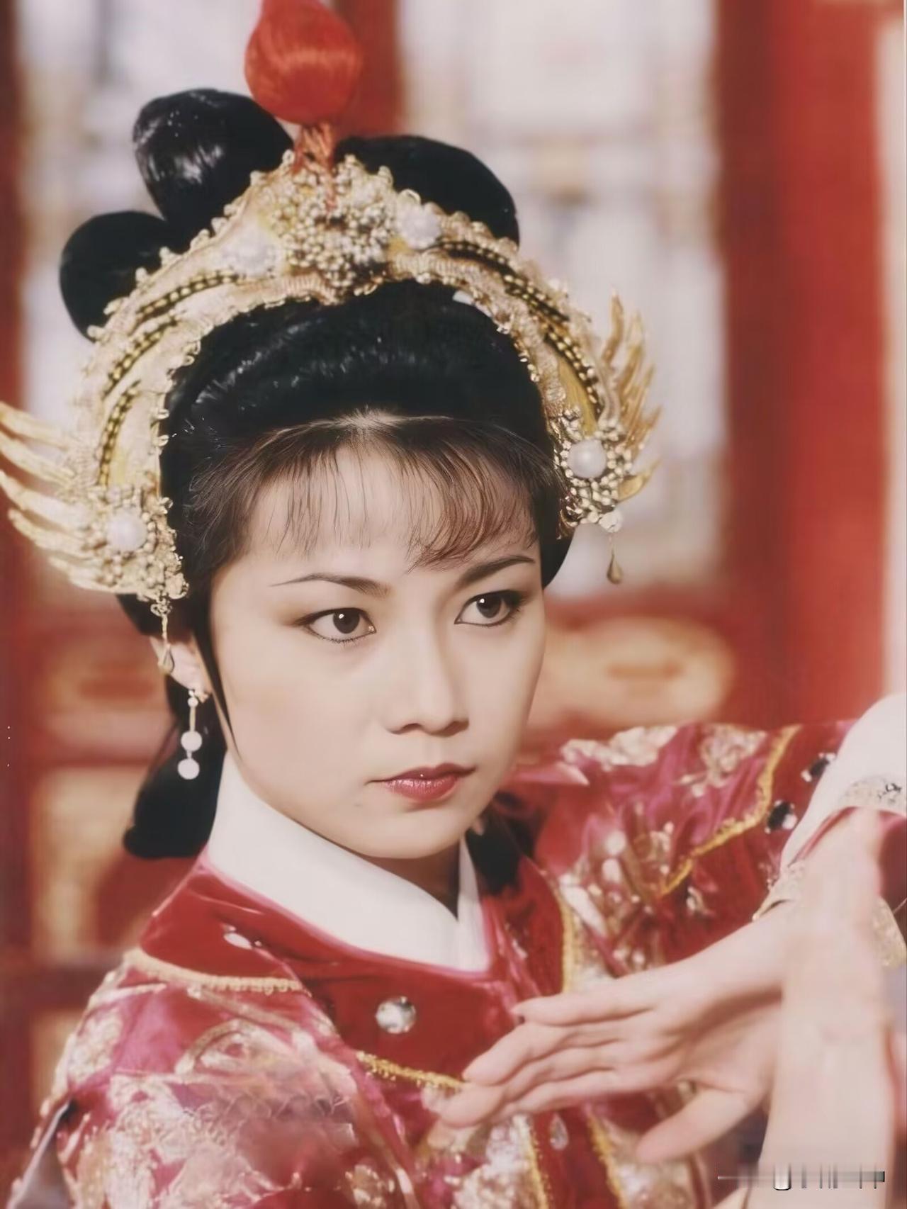 《杨家将》女性角色定妆照欧阳佩珊饰杨大娘，商天娥饰杨二娘，毛舜筠饰杨三娘，龚慈