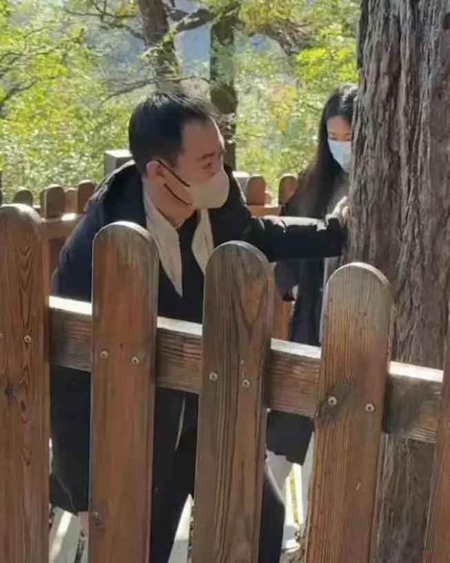 辛柏青不是拍不出好剧，是心被掏空了。老婆朱媛媛走后，他眼里只剩苦，连笑都像在忍