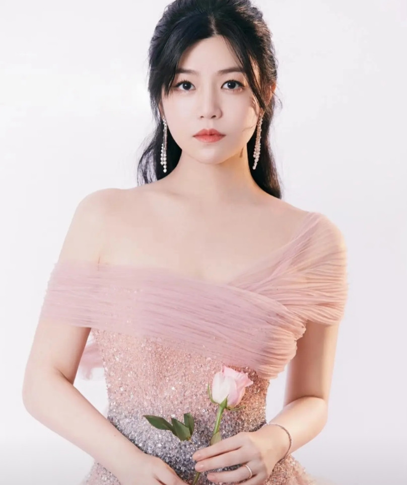 好像突然明白了为什么导演会让陈妍希演这部《狙击蝴蝶》的姐弟恋了，不为别的，肯