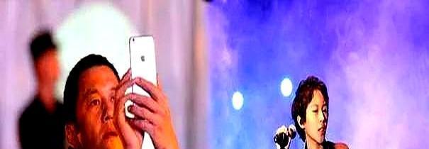 如果一个父亲是演的，那他的女儿为什么会在直播里救他？李亚鹏当年怎么对窦靖童？