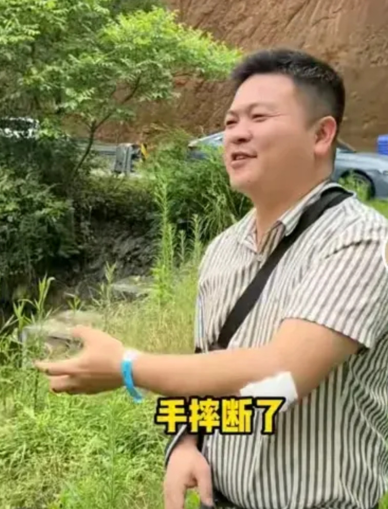 号称李赔光的李维刚，因为下图这两个坏胚子，最近更改了包鱼塘的方式，由承包整个鱼塘