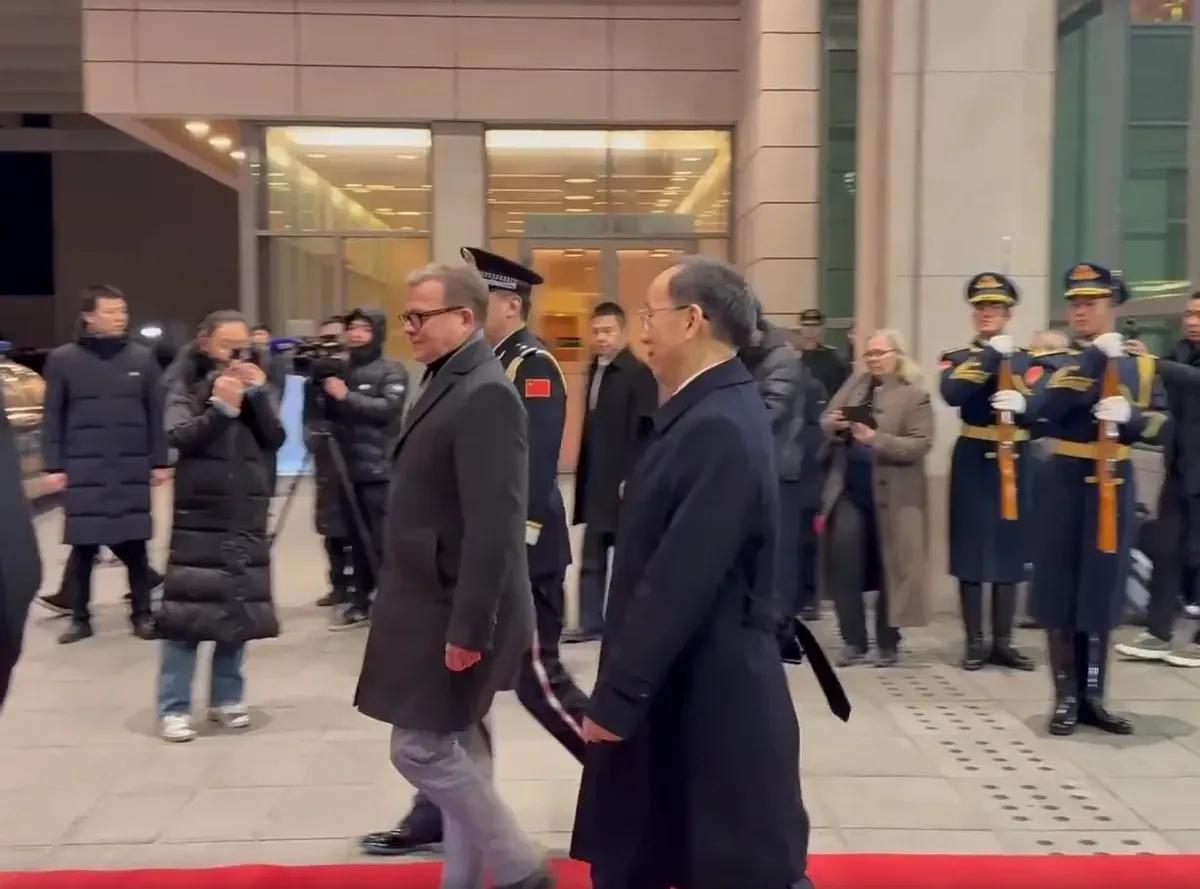 芬兰总理抵京访问，盛赞中国“比美国靠谱多了”25日，芬兰总理奥尔波凌晨抵达了