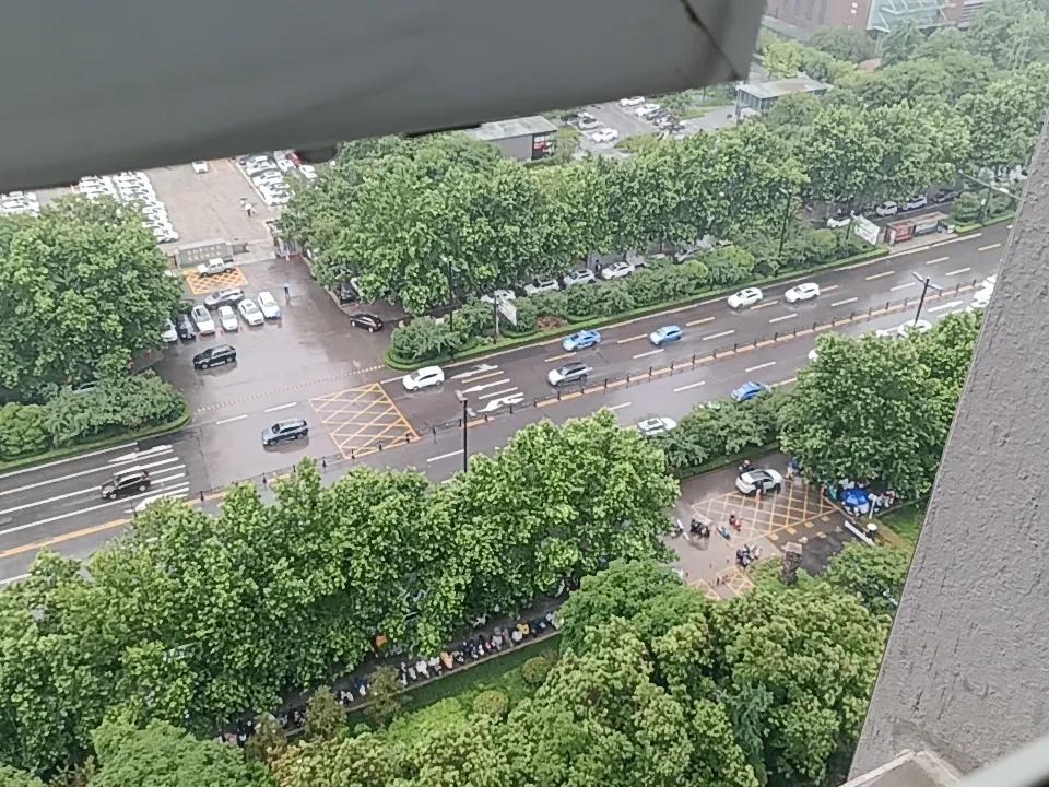 朋友单位，也算近体制，董事长年薪600万。这是朋友在公司披露的年报上看到的