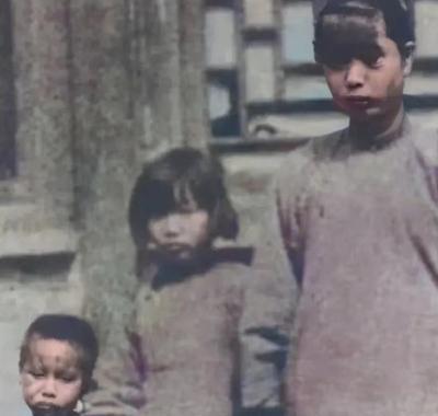 1927年，李大钊牺牲后不久，他的三个子女在北平拍下了这张珍贵合影。照片里红
