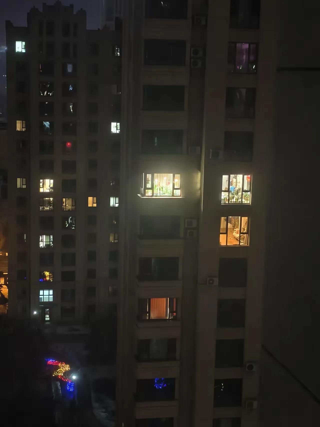 睡前忘拉帘，直接上演“楼景真人秀”！昨晚晾完衣服往对面楼扫了一眼，直接瞳孔