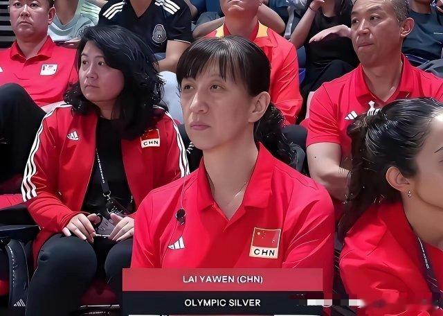 排协主席赖亚文这下可能要彻底“慌了”！爆冷丢冠！中国女排2-3憾负泰国，无缘直通