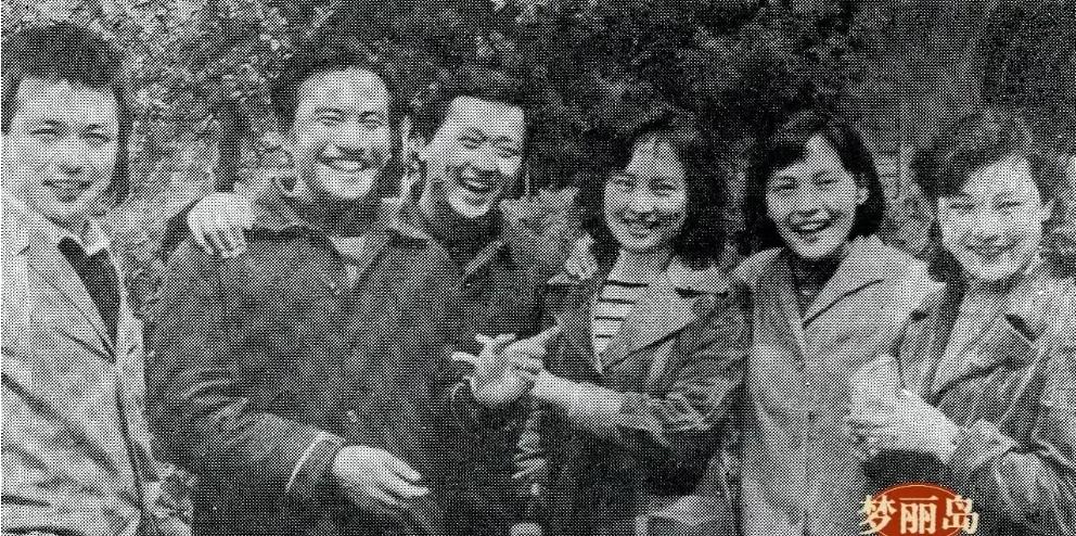 一张老照片：我一眼就认出了左二笑容灿烂的杨在葆与身旁喜容绽放的宫喜斌，还认出了右