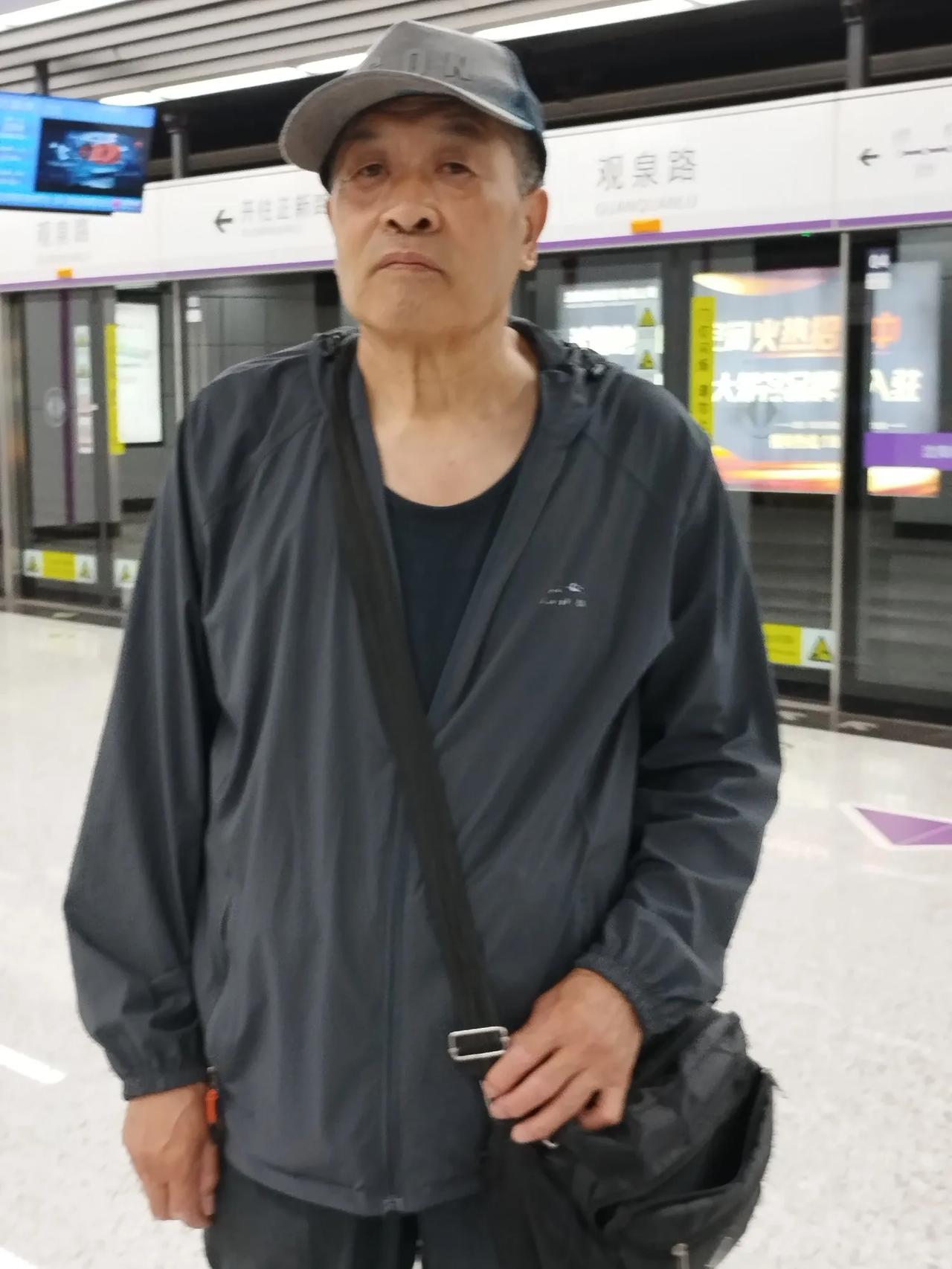 昨天我和老伴坐地铁被地铁督查人员逮了个正着。经过检查我俩的老年夕阳红卡，笑呵