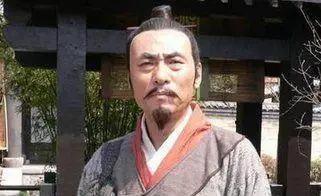 被人打断肋骨、敲掉牙齿，裹在席子里扔进茅厕，一群酒鬼排着队往他身上撒尿。谁能想到