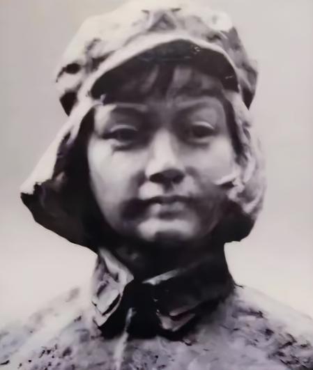 1929年，朱德正和妻子歇息，忽然十几名敌兵猛地踹门闯入，厉声喝问谁是朱德，生死