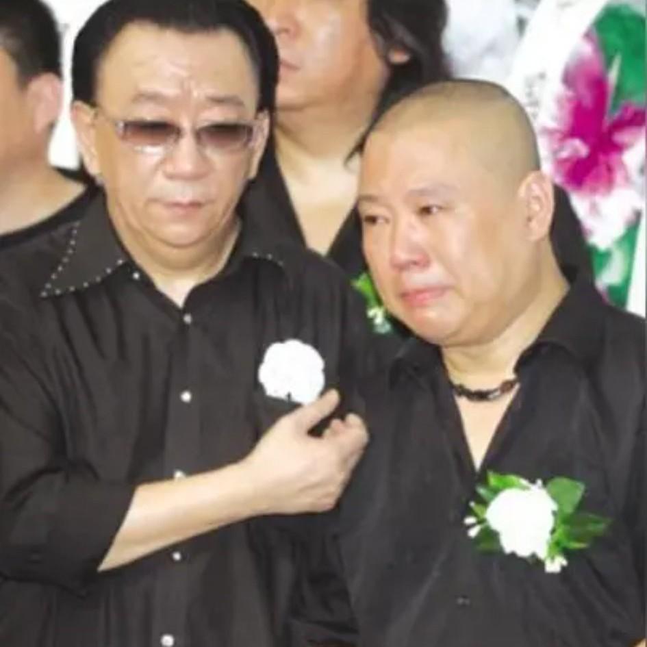 郭德纲真的该反思了！因为昨天侯耀华直播时表示：我要感谢姜昆，我要感谢戴志诚，感谢