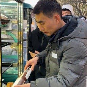 郑州6元面包摊爆火！老板日入2000不涨价，一句话点醒无数人河南郑州有个面