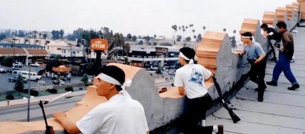 当年洛杉矶的韩国人，还敢不敢再扛起枪爬上楼顶？骚乱爆发后，洛杉矶警局第一时间撤