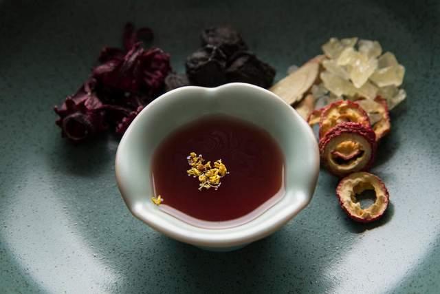 你喝的酸梅汤，最早是《本草纲目》收录的药材。现在大家都把酸梅汤当夏日消暑甜饮
