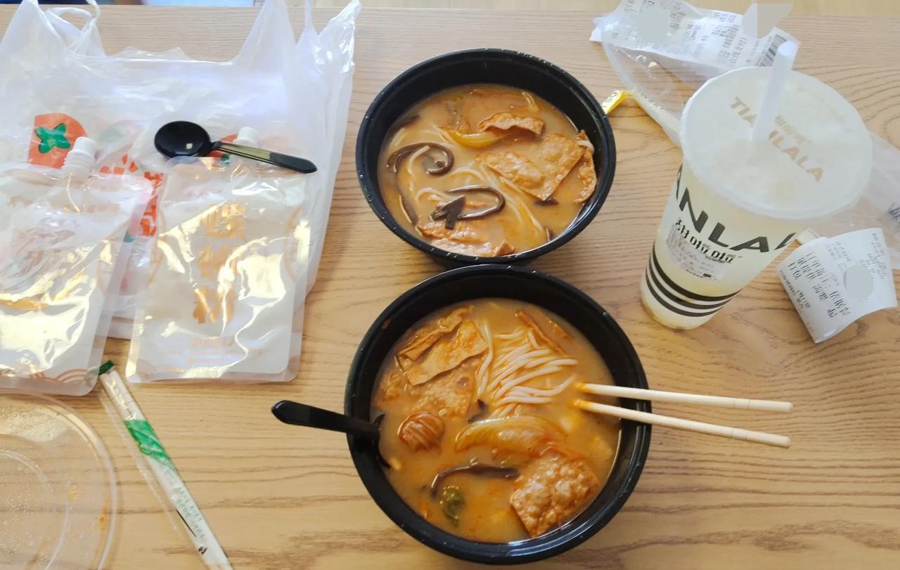 今天中午没做饭，也不想出去吃了，做饭也太热了，出去吃也太热，还是点外卖吃最舒服了