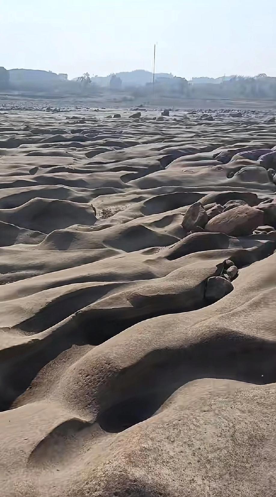 我们江西的石头是经过了多少年，才会变成这样水滴石穿，水流在石头上留下痕迹。之前