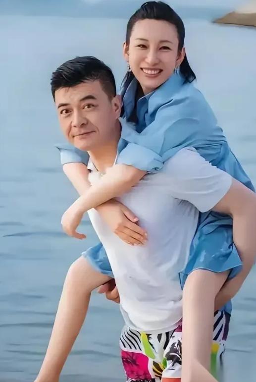 当年，陈建斌当众开玩笑道：“秦海璐老公长得不咋地”，结果秦海璐瞬间炸了。她直接怼