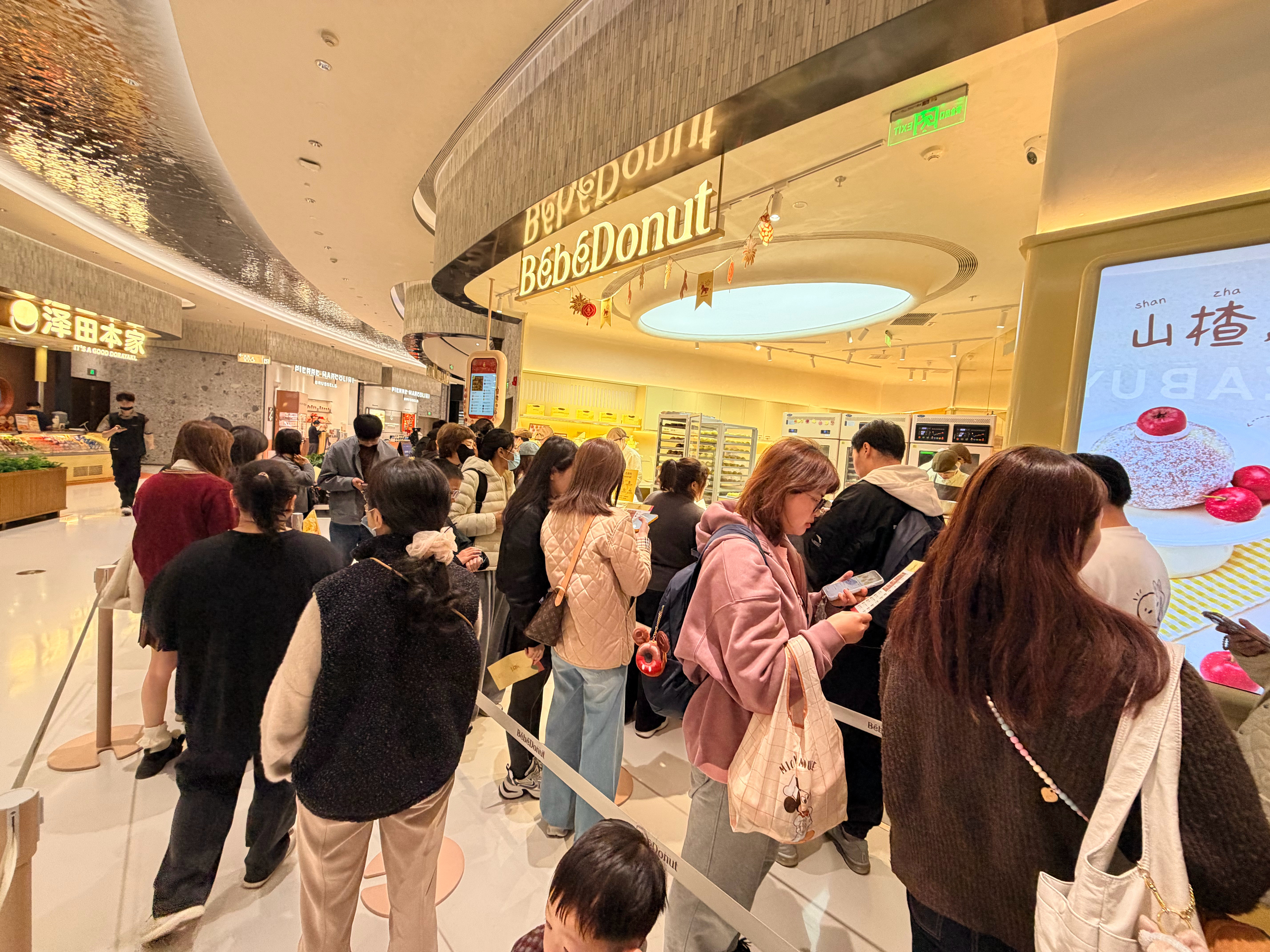 专门卖甜甜圈看着不错，也怕排排队看看，什么味道这么火美食分享杭州·杭州万象城