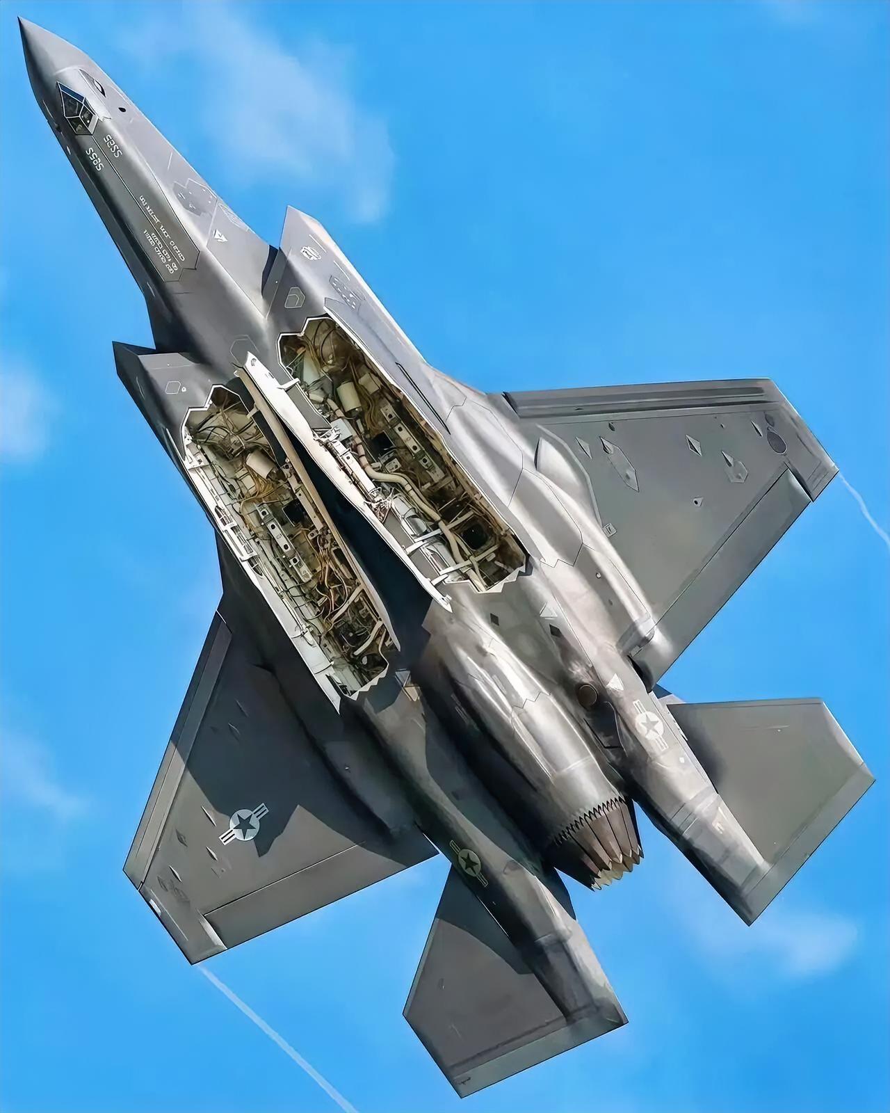 这是美国空军的F-35A“闪电II”隐身战斗机，图中的是其机腹的两个并列的内埋主