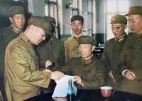 1976年1月18日，北京先农坛体育馆，造反派召集万人批斗张爱萍将军。他说：“假