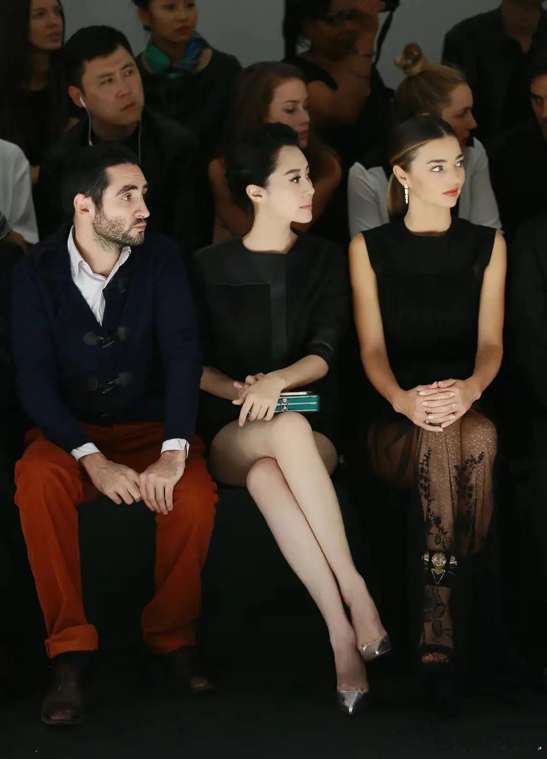 56岁许晴和超模可儿同框，一双又白又直大长腿太抢镜，说35我都信