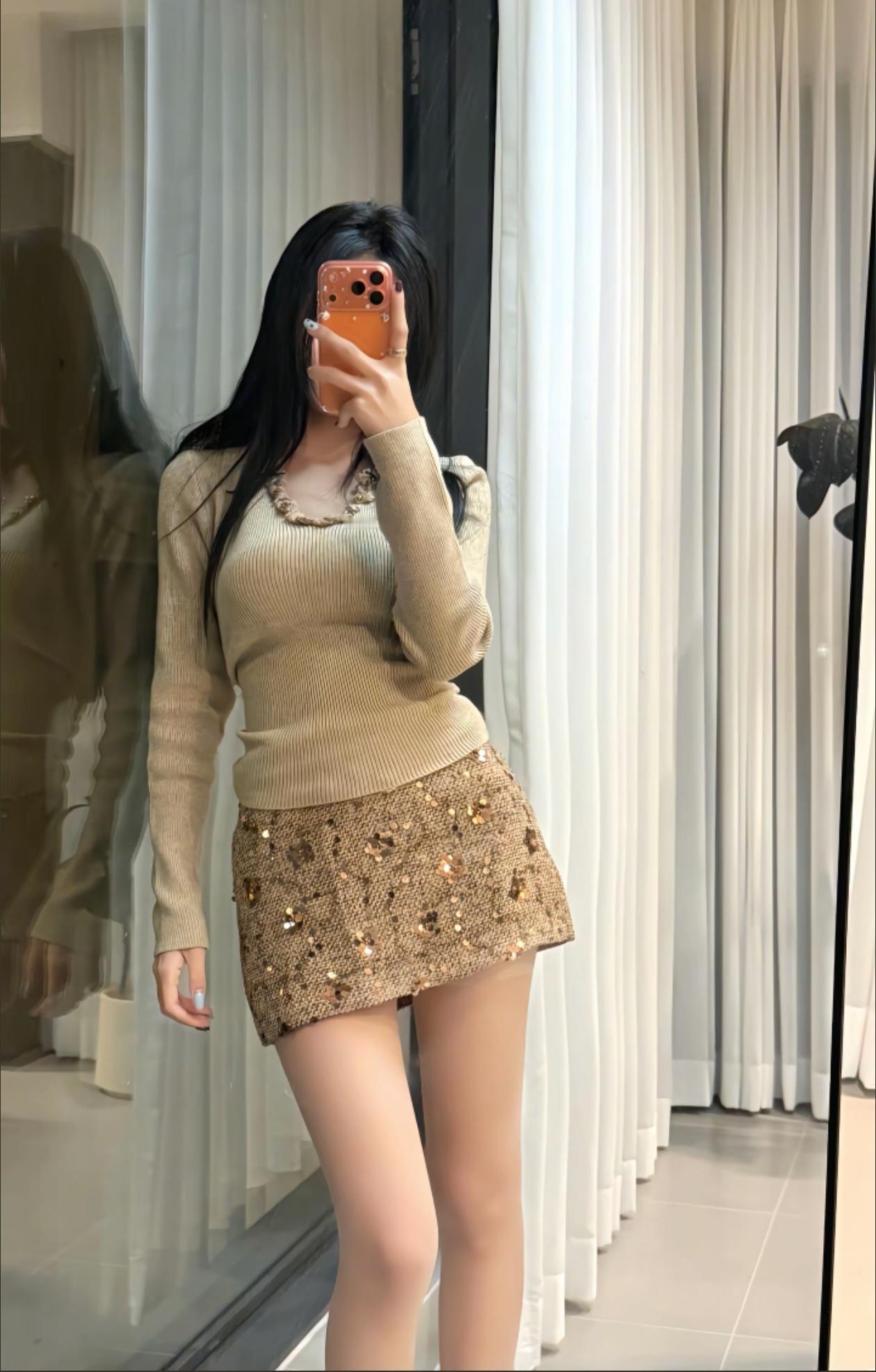 米色毛衣搭配闪亮短裙，简约又时髦！👗💃🏻