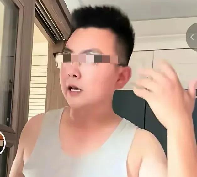 有网友说老杜当初偷蛋糕回家，无非就是给她养老送终的，而且在那个年代，家里没有一个