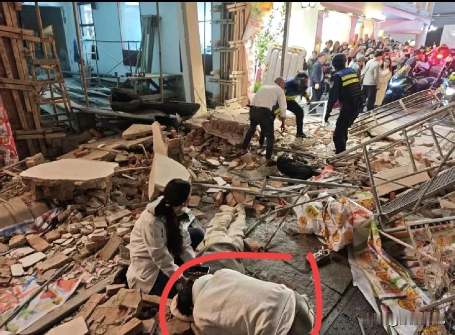 长沙潮宗街坍塌，女大学生遇难，男友在现场痛哭！11月2日，长沙潮宗街发生坍塌