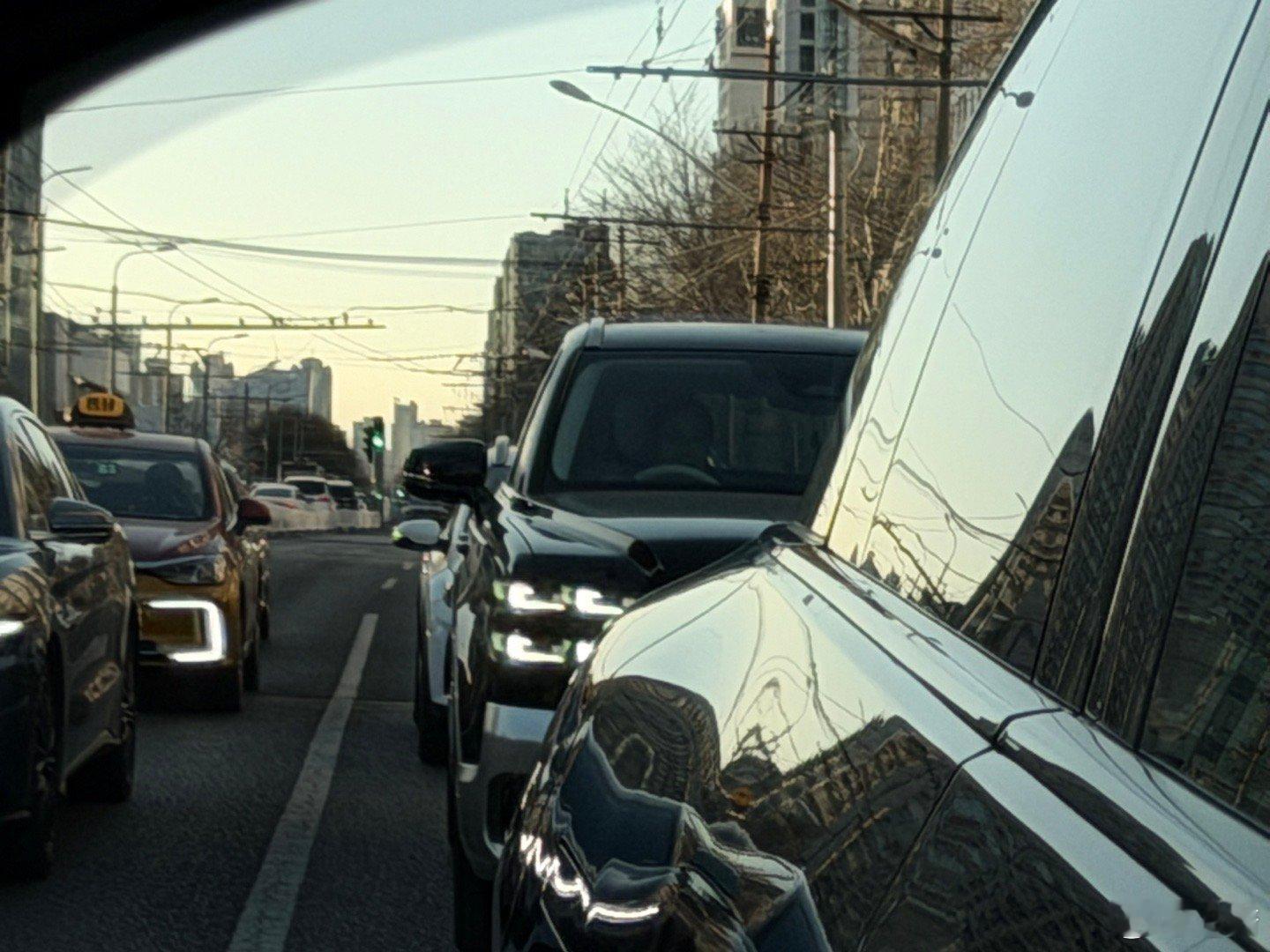 后视镜中突然出现一辆狠车，应该是史上最顶级前横置平台的车了吧？我就使劲喊韭妹让她